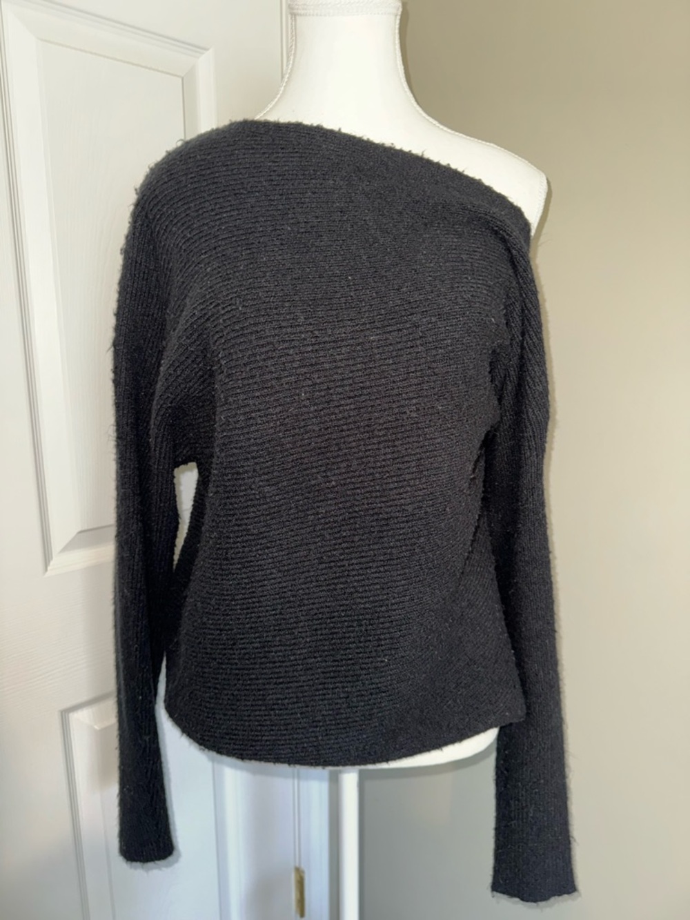 Treasure and Bond Women's Off-the-Shoulder Romantic Black Knit Sweater‎ Size S